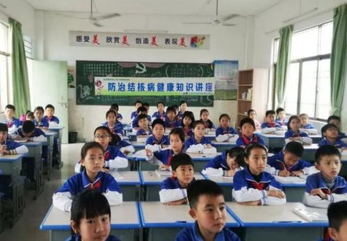 小学生上课传纸条被逮住，老师看后火冒三丈，家长却笑出声——课后看护的意外插曲